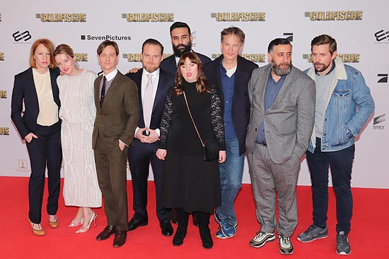 v.l. Birgit Minichmayr, Jella Haase, Tom Schilling, Axel Stein, Alireza Golafshan, Luisa Wöllisch, Jan Henrik Stahlberg, Kida Khodr Ramadan und Klaas Heufer-Umlauf  auf dem Roten Teppich der Filmpremiere “Die Goldfische” (©Fotos:  Martin Schmitz)